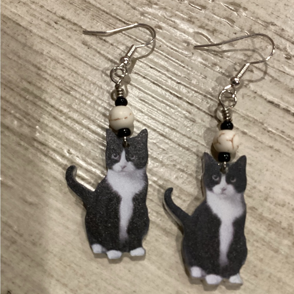 Boutique: Adorable Black and White Cat Earrings